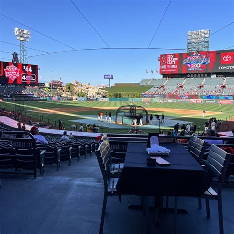 does angel stadium take cash